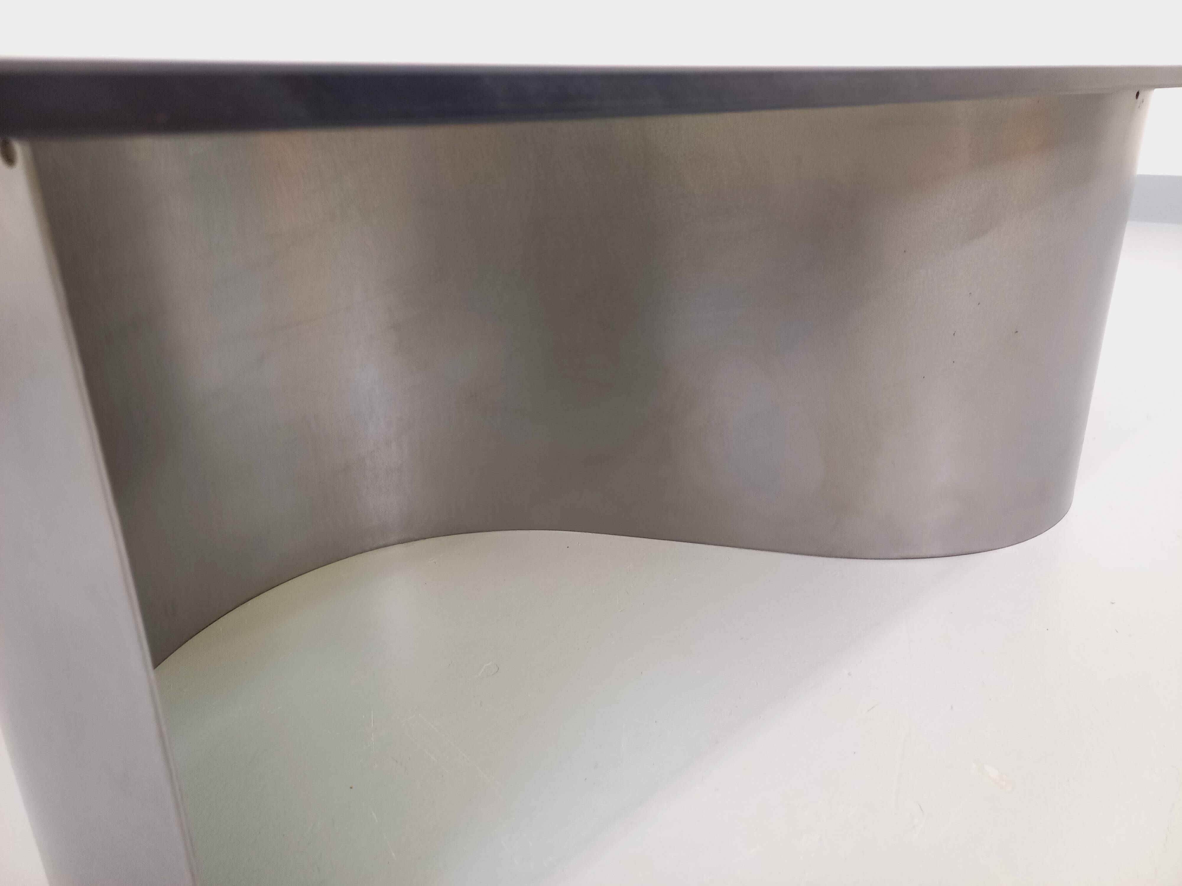 Table basse rectangulaire Space Age vintage en acier et verre fumé