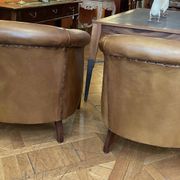 Paire de fauteuils club en cuir couleur camel