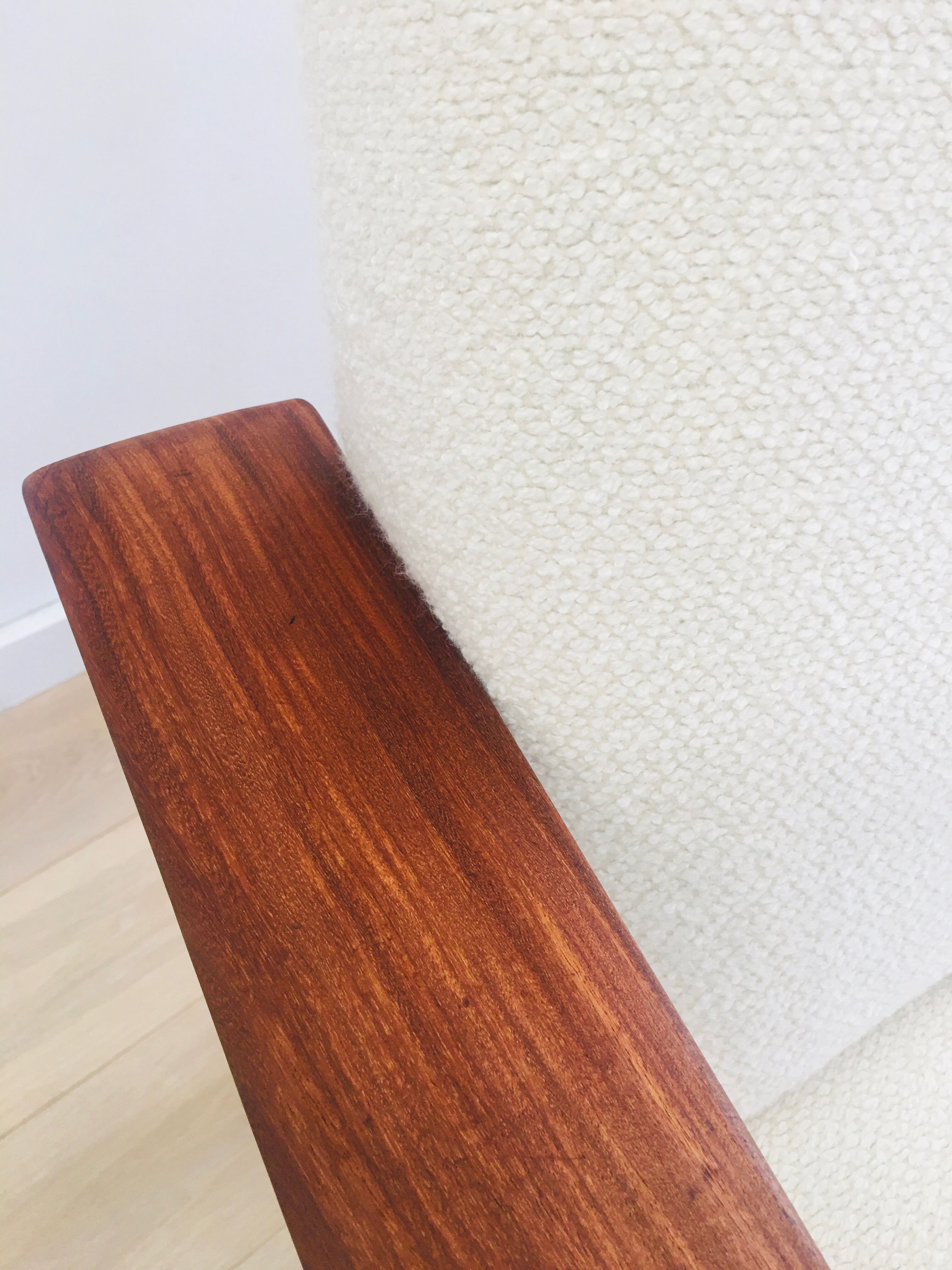 Scandinavian armchair with Lelièvre ecru buckle fabric