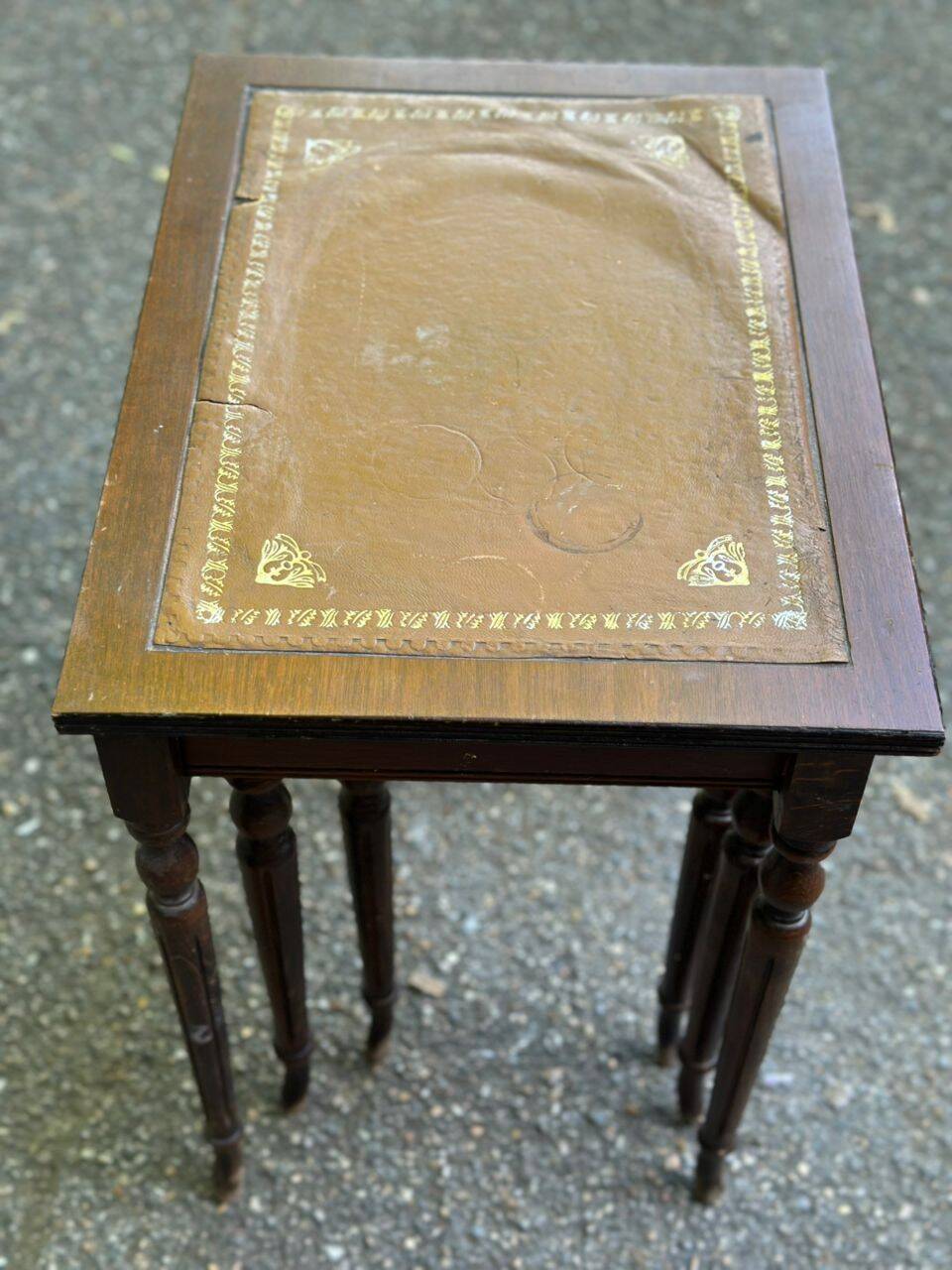 3 nesting tables in solid wood and tawny leather from the 1950s.