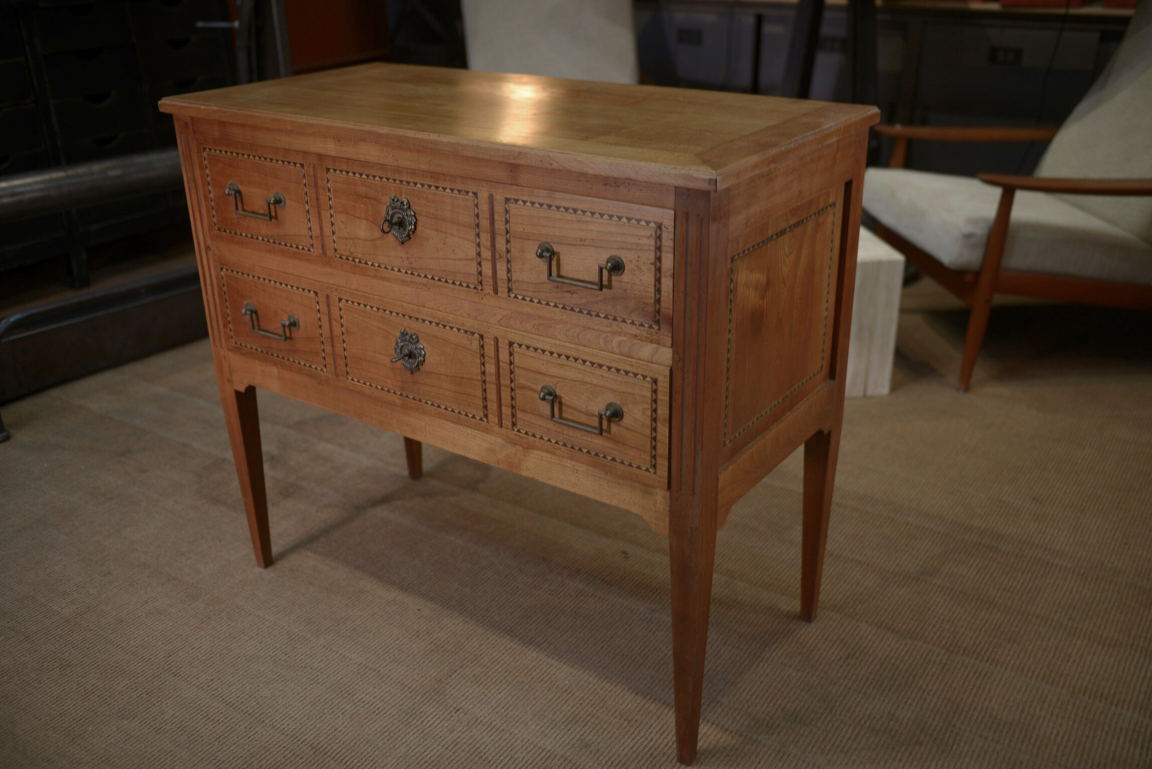 Commode de style Louis XVl en merisier 2 tiroirs estampillée Lechevalier. P.