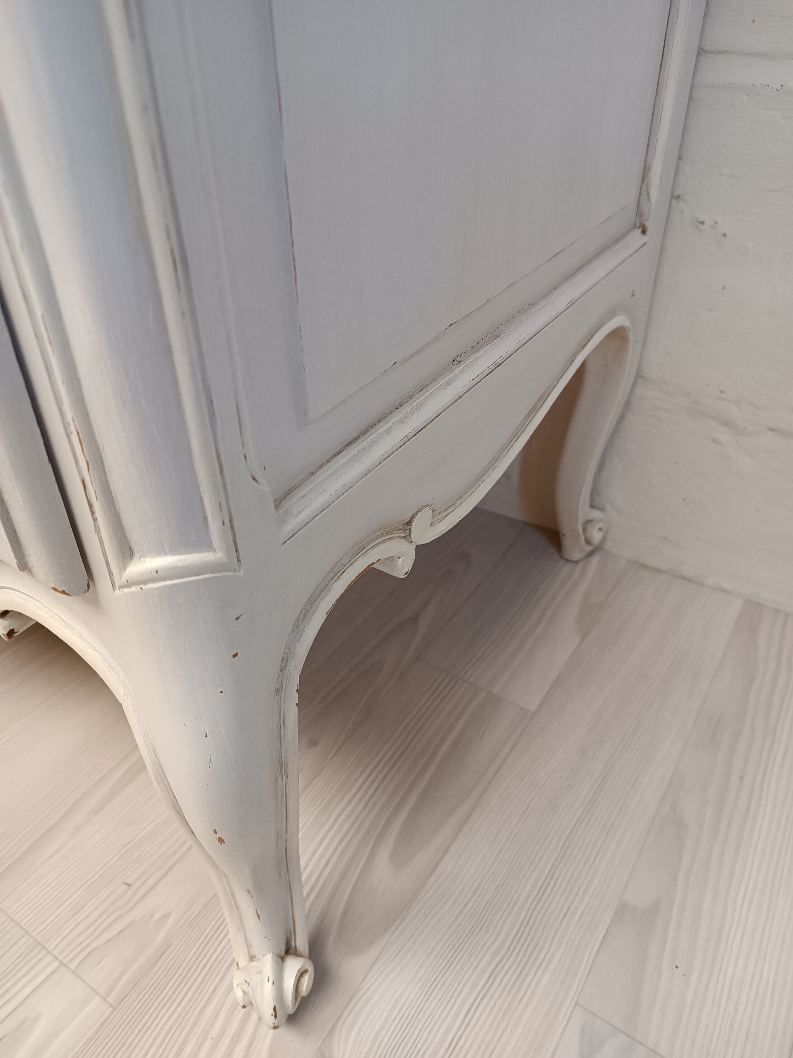 Patinated white chest of drawers