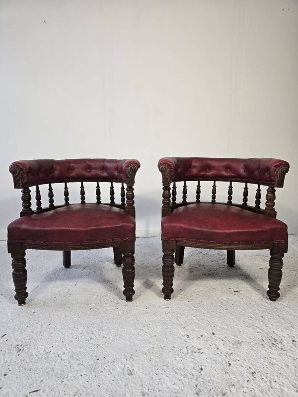 Paire de fauteuils tonneau en bois tourné et cuir bordeaux – Productio