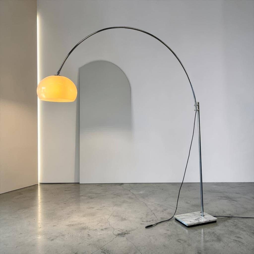 Lampadaire arc vintage chromé avec socle en pierre