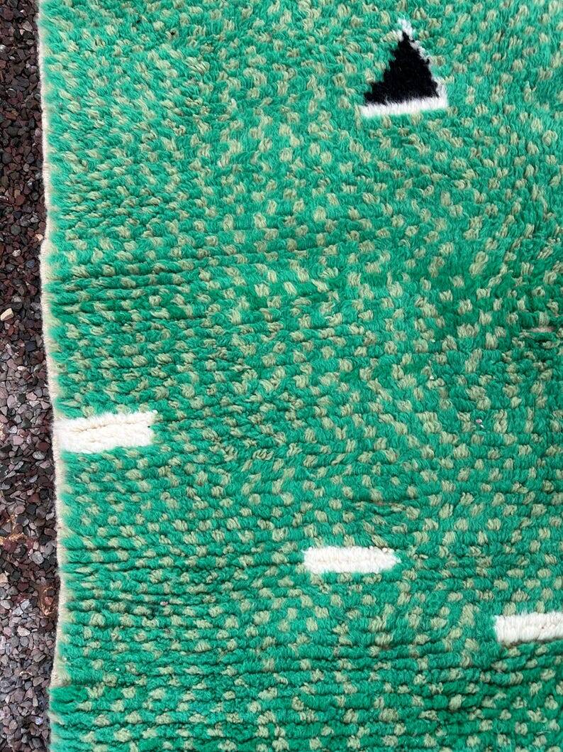 Traditional handmade Berber wool rug, size 300 x 400 cm