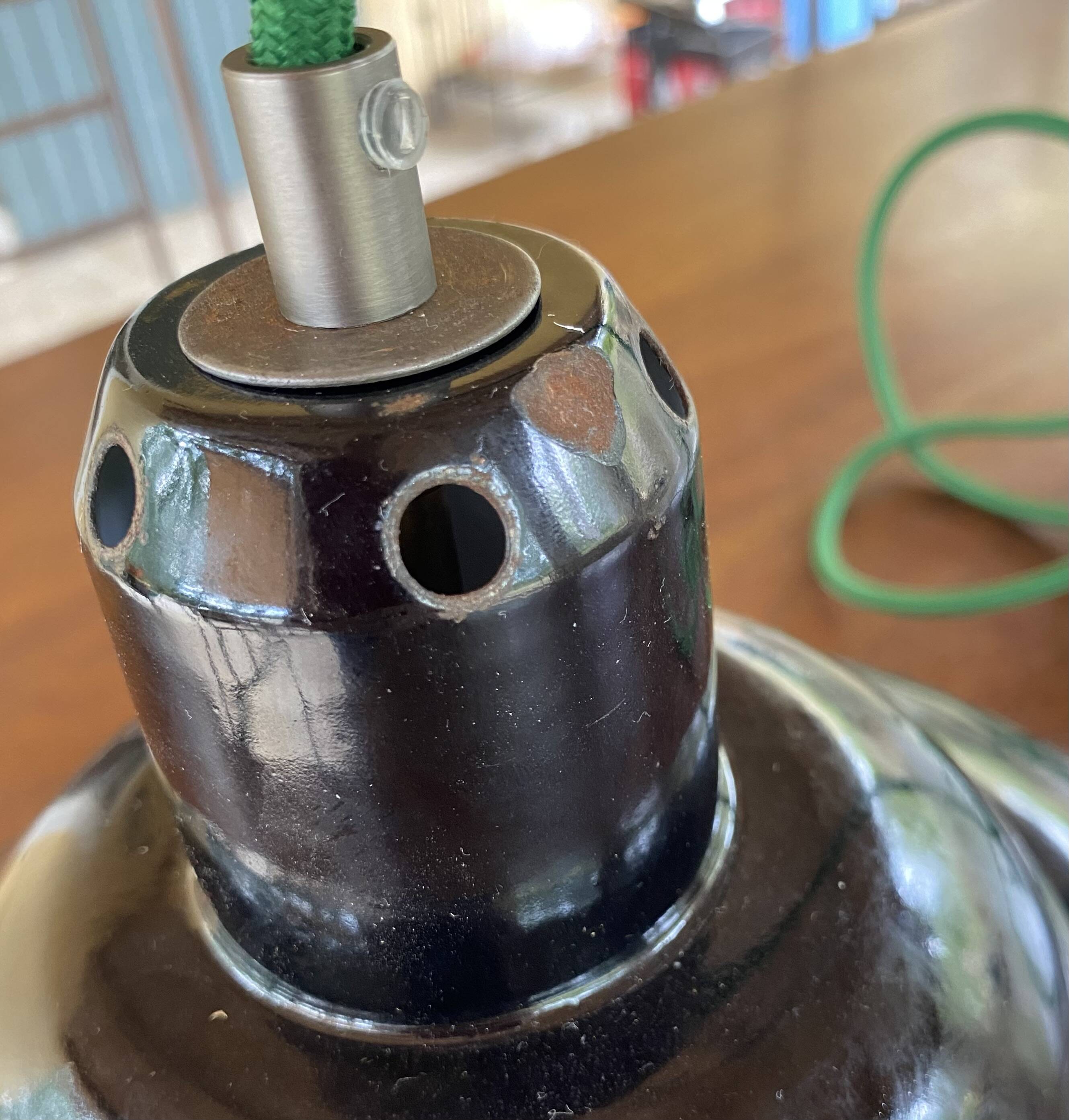 Enamelled sheet metal pendant light, fabric cable