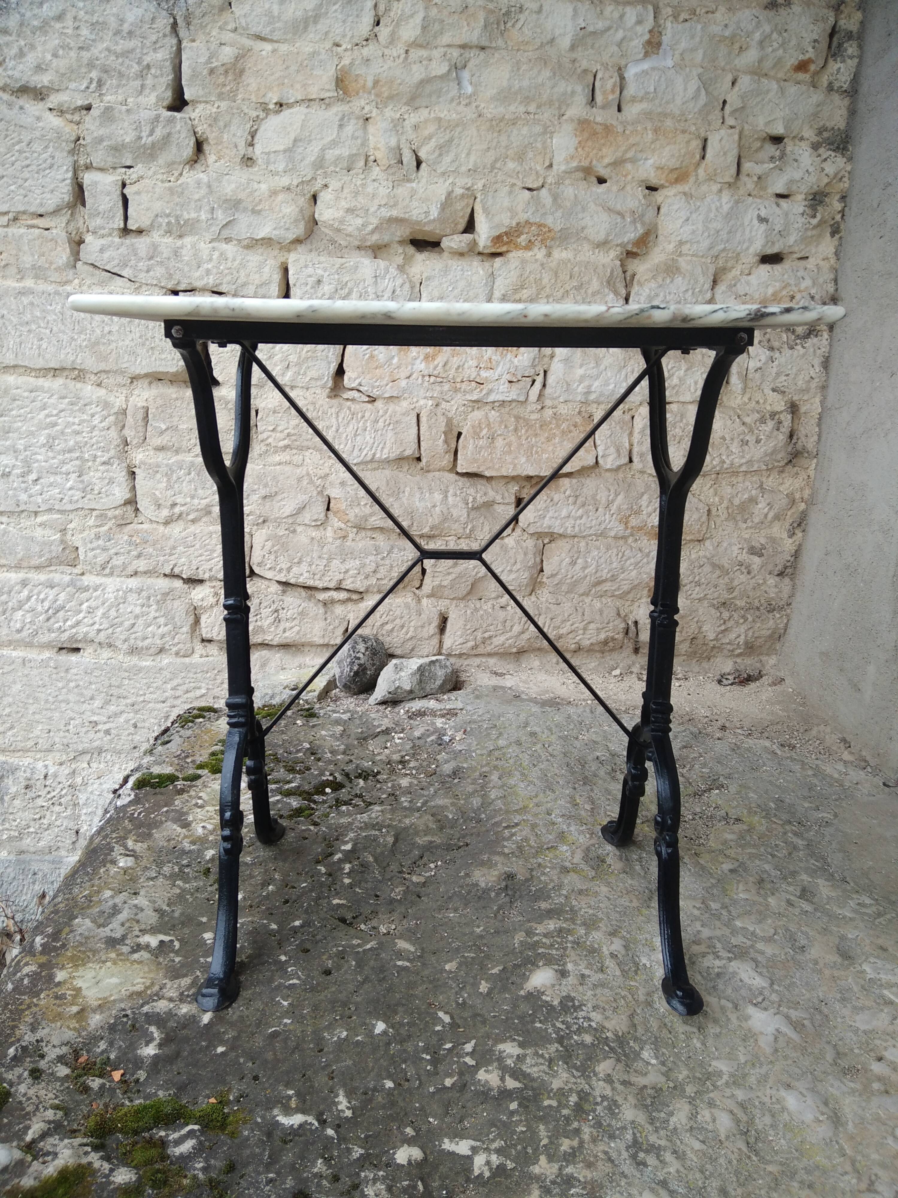 Bistro table in marble and cast iron "Le bon marché"
