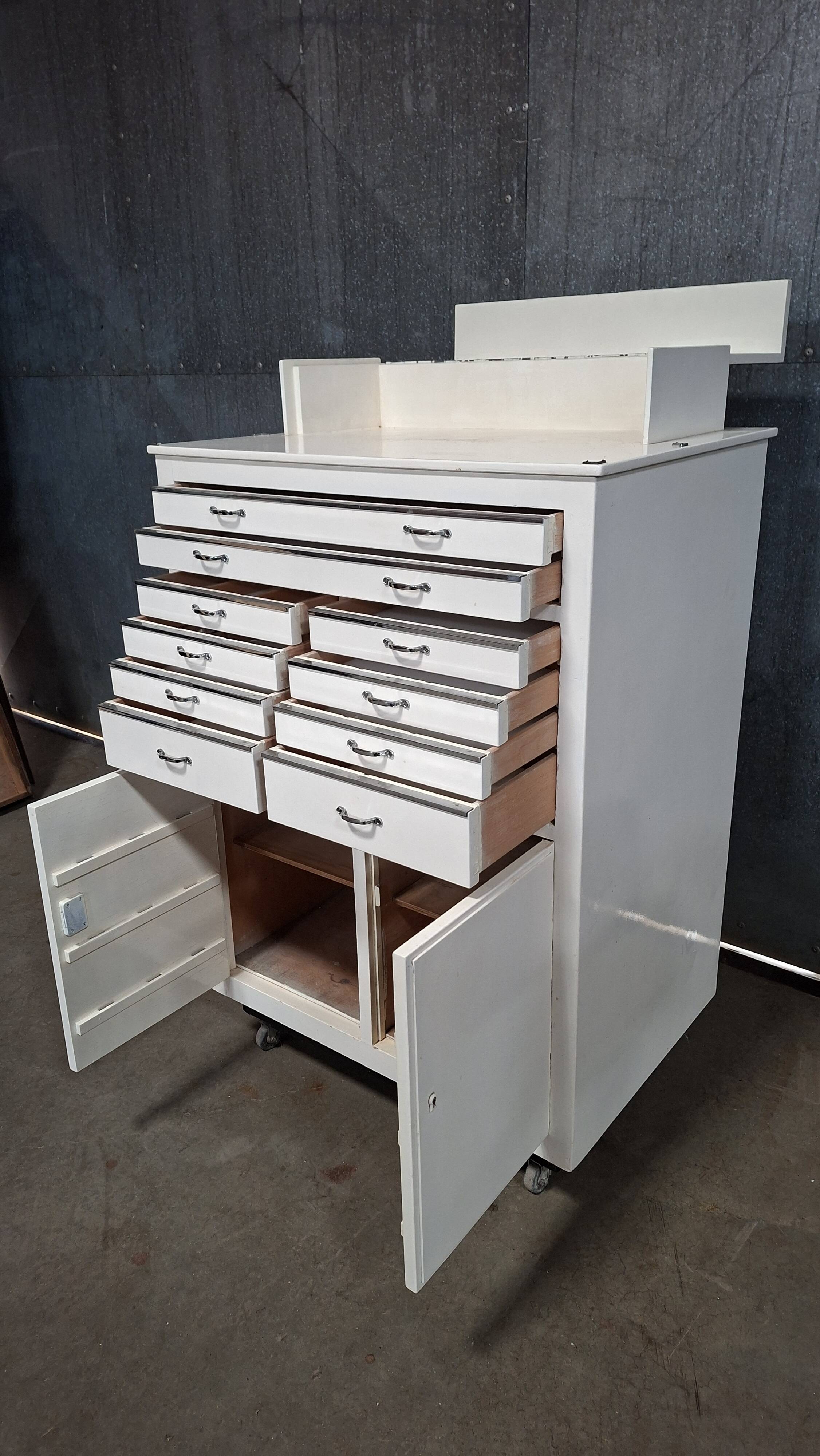 Meuble dentiste sur roulettes / meuble médical / commode à tiroirs
