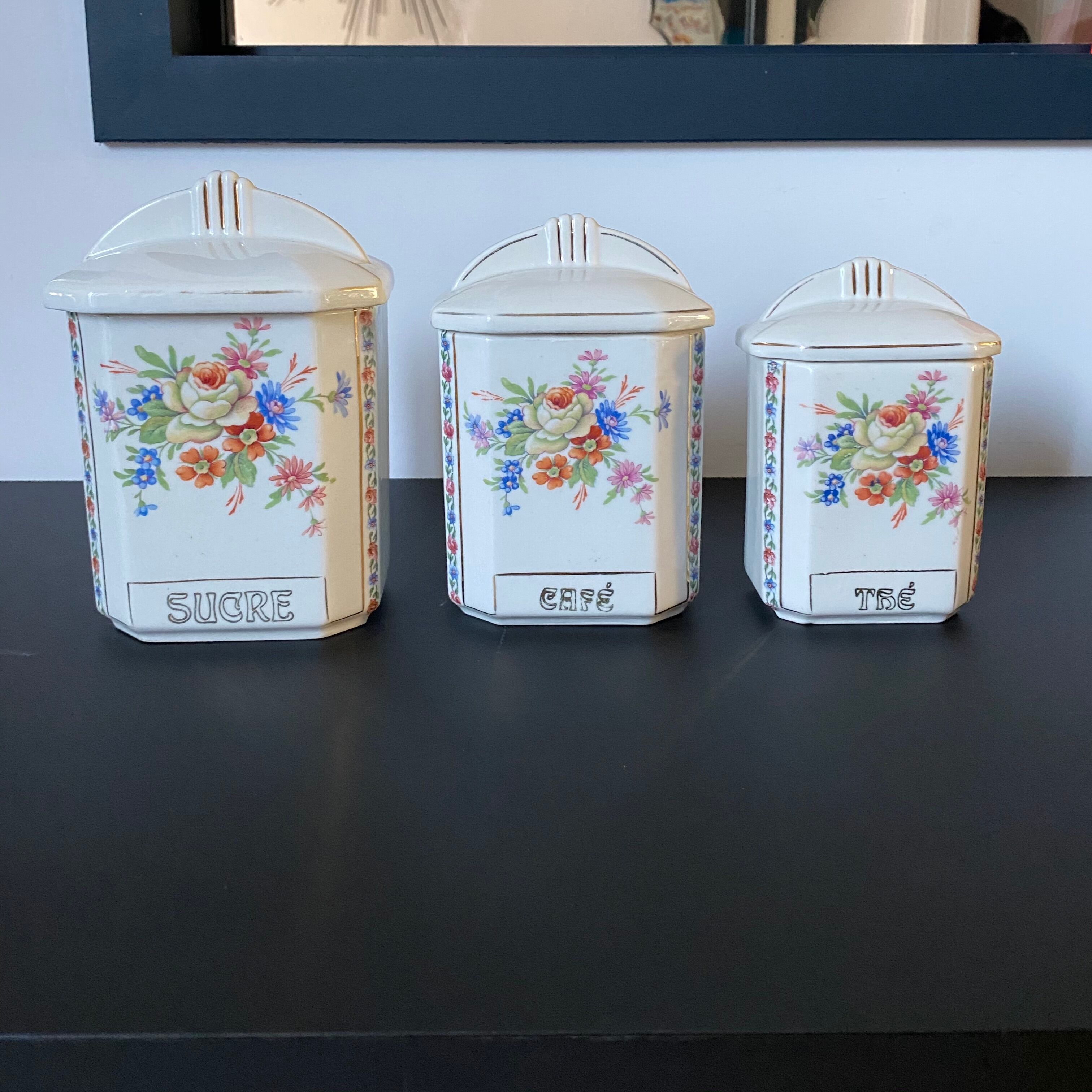 Pots à épices avec motifs floraux