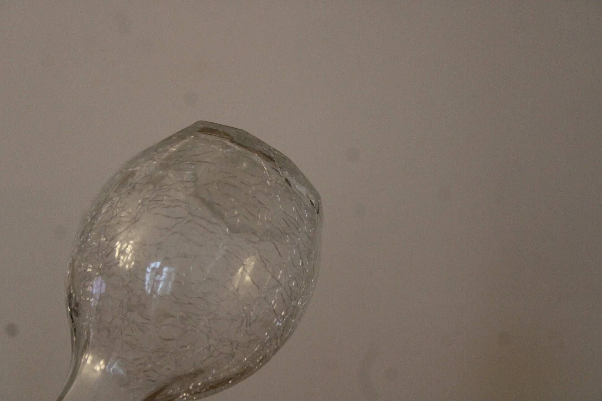 Small vintage soliflore vase in cracked transparent glass – H 17 cm