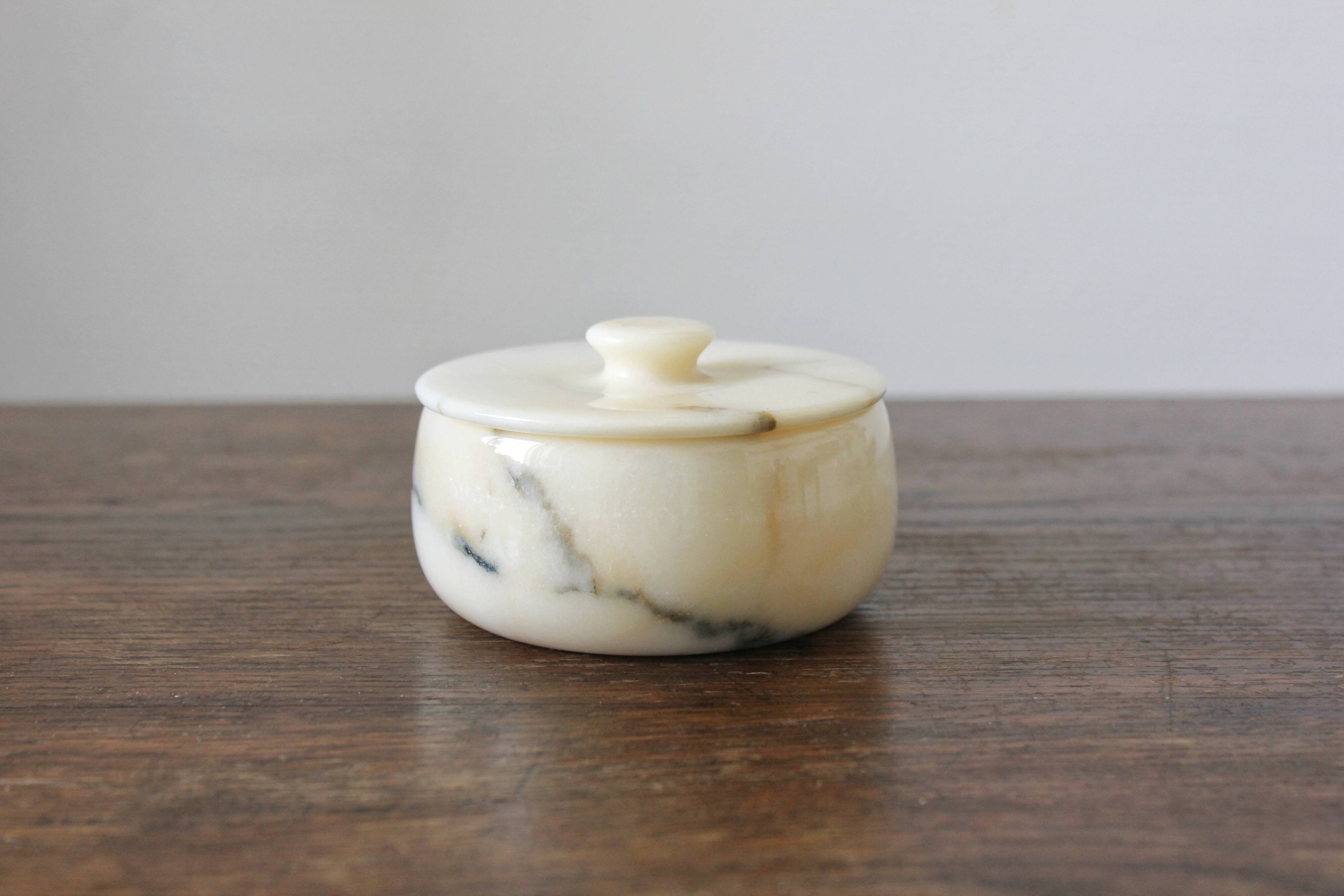 Round box in vintage beige marble