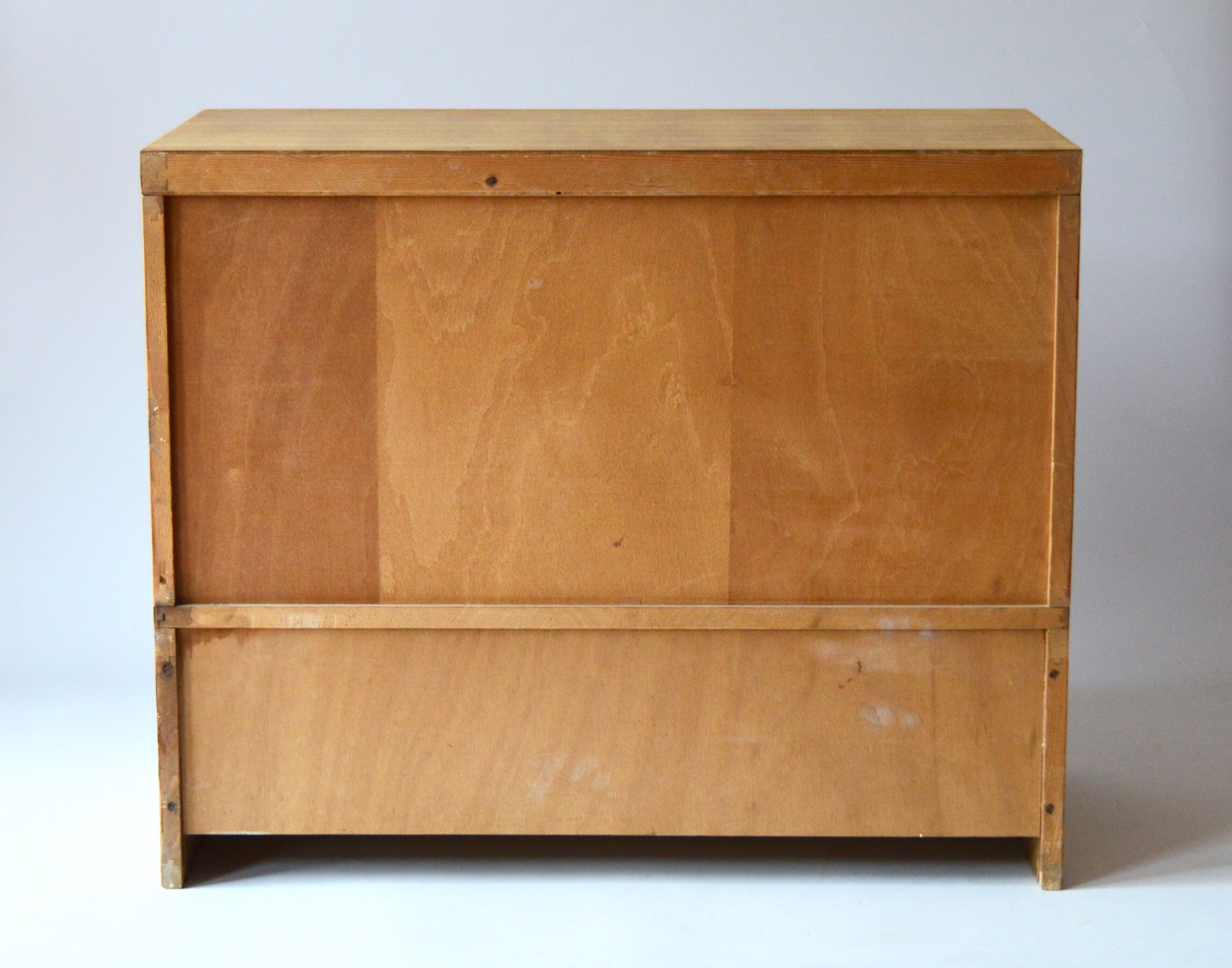 Storage cabinet