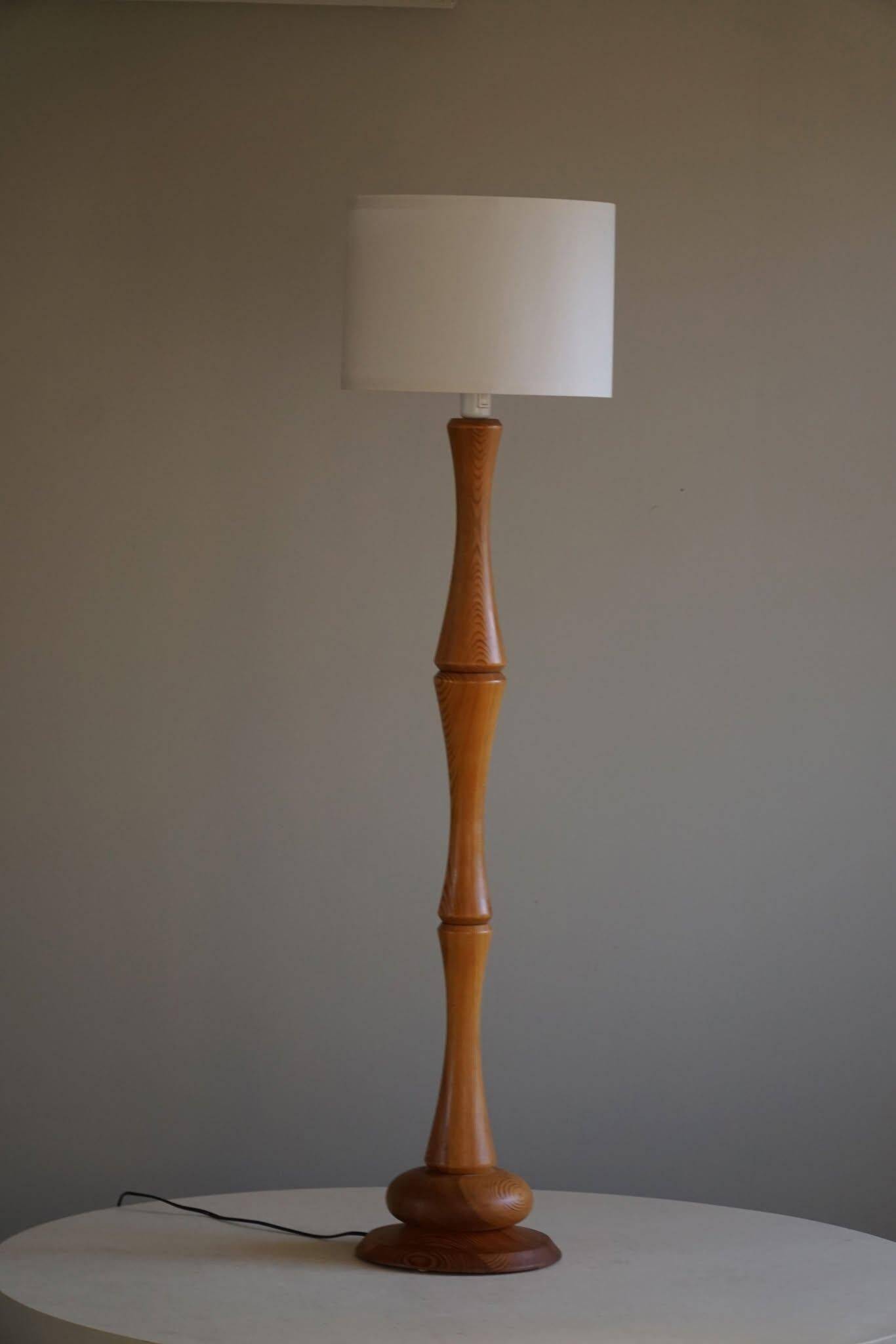 Modern sculptural Scandinavian floor lamp in solid pine, 1970s.
