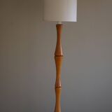 Modern sculptural Scandinavian floor lamp in solid pine, 1970s.