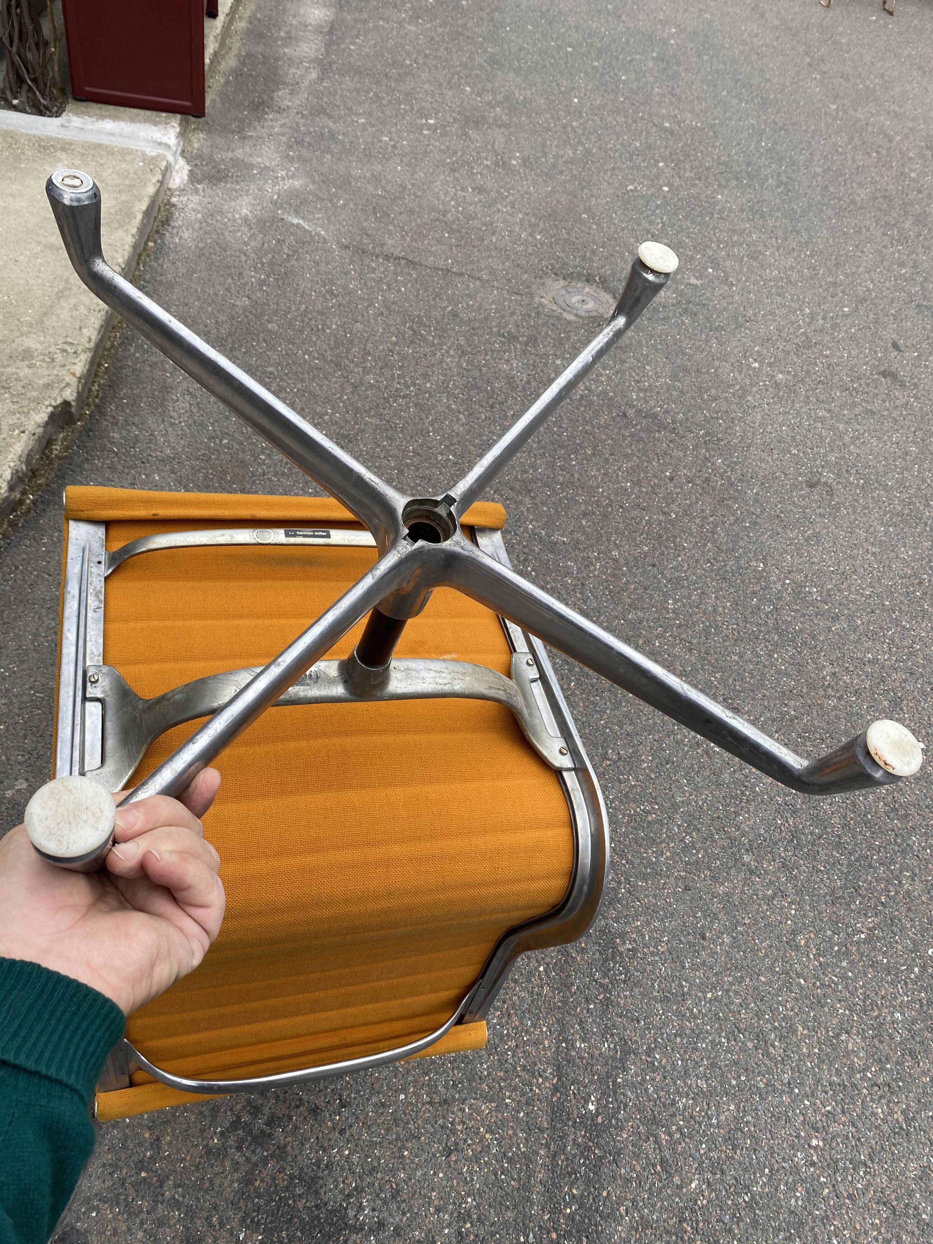 Eames design armchair, Hermann Miller edition, Aluminium Group series