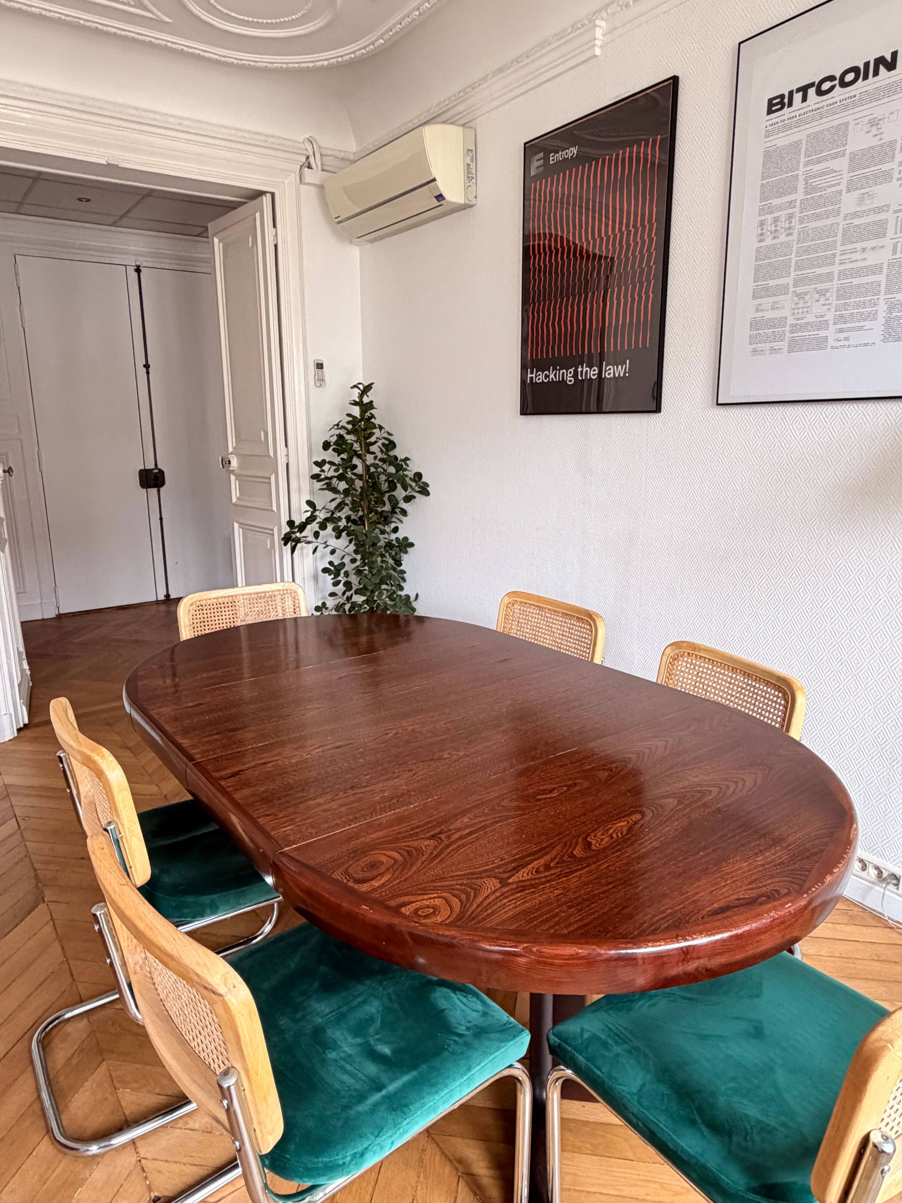 Baumann extendable round table for 4 to 8 people