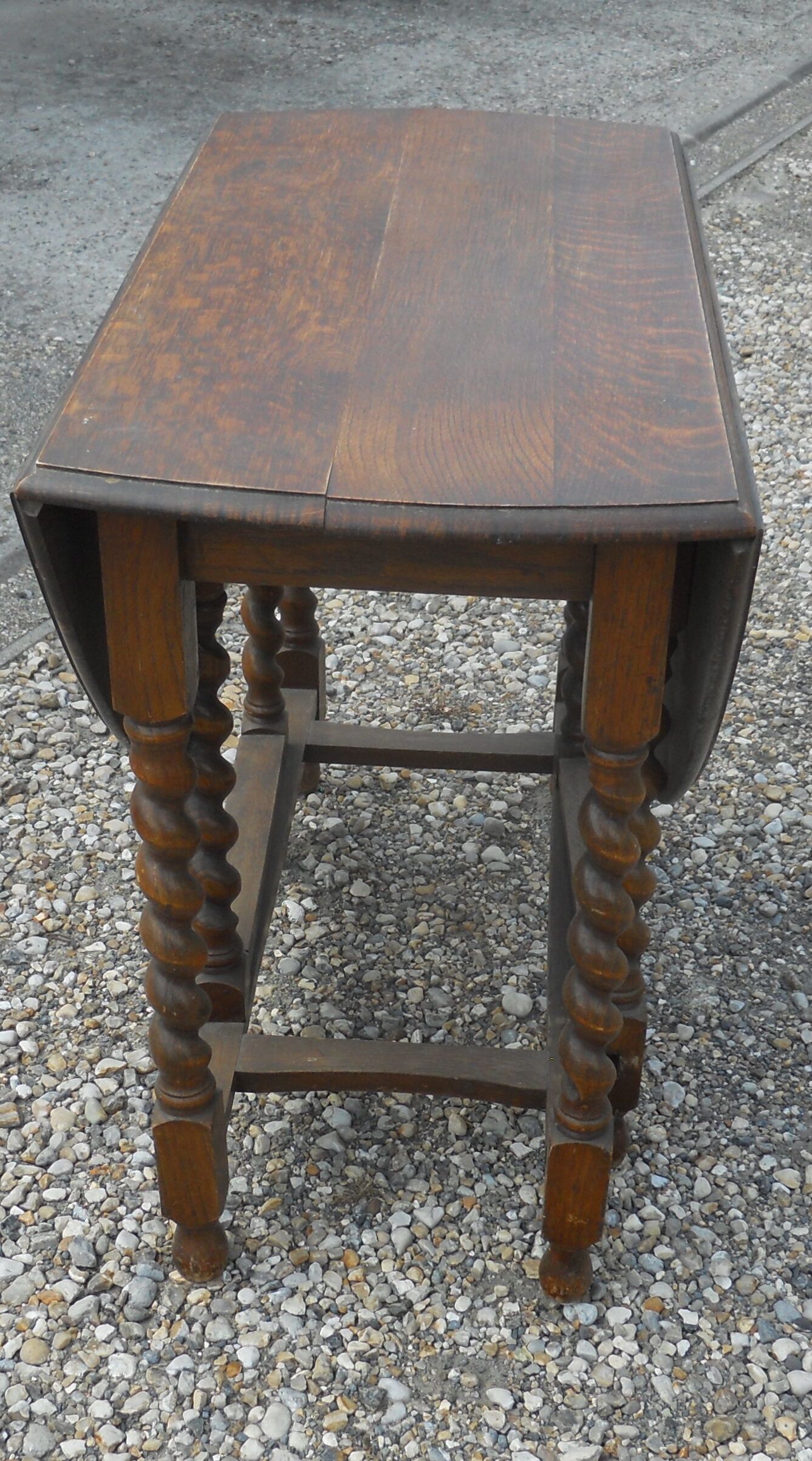 Oval folding table with turned legs