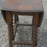 Oval folding table with turned legs