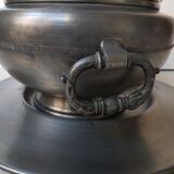 Soupière sur un plat de service en étain
