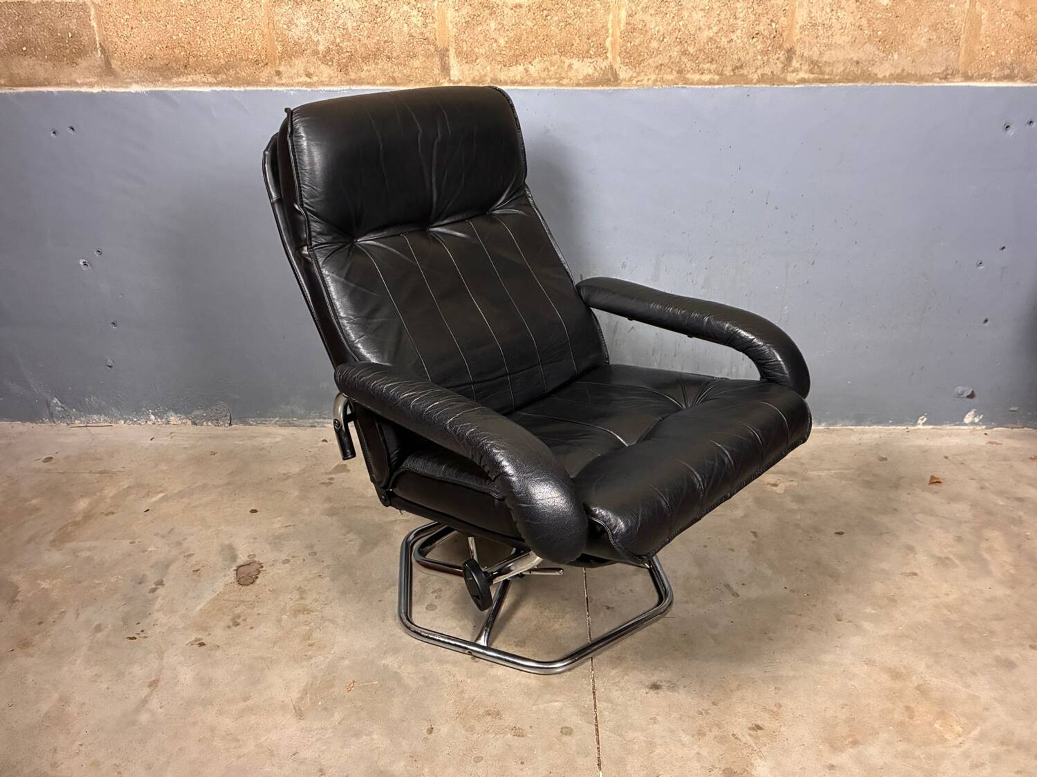 Chrome leather footrest in Danish design by Unico