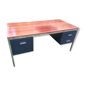 Strafor desk