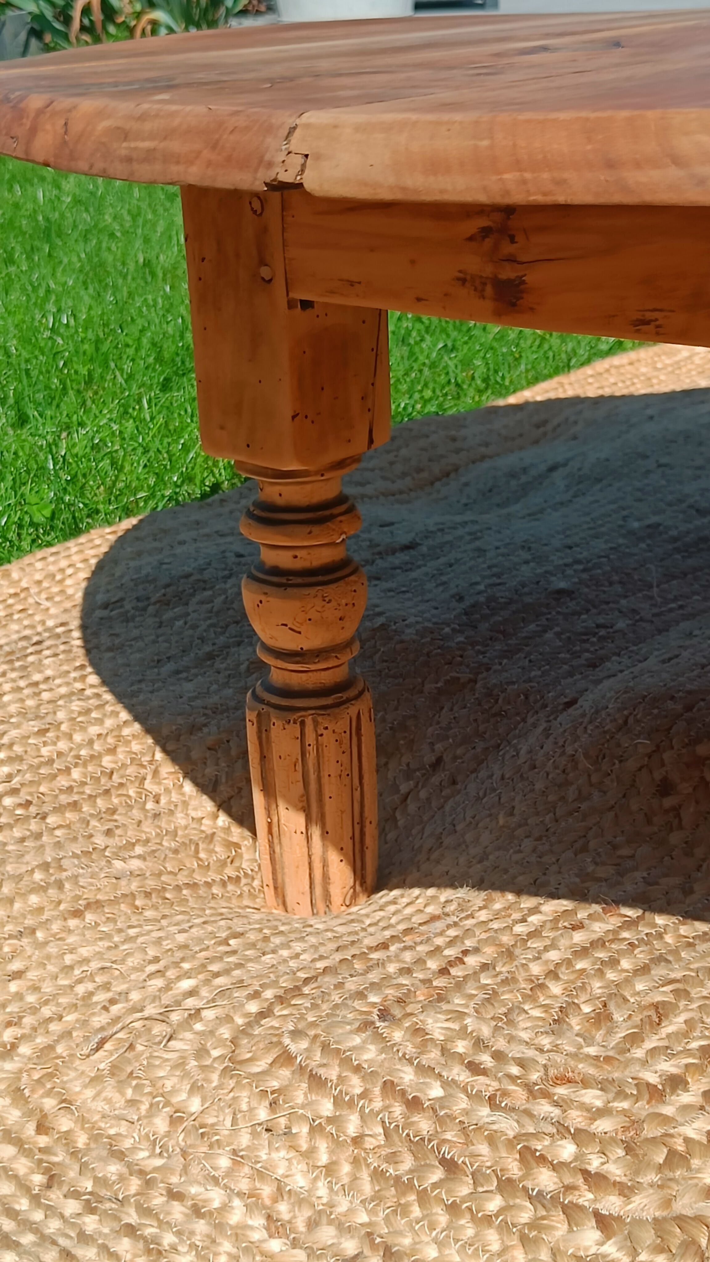Round coffee table in solid walnut – foldable top