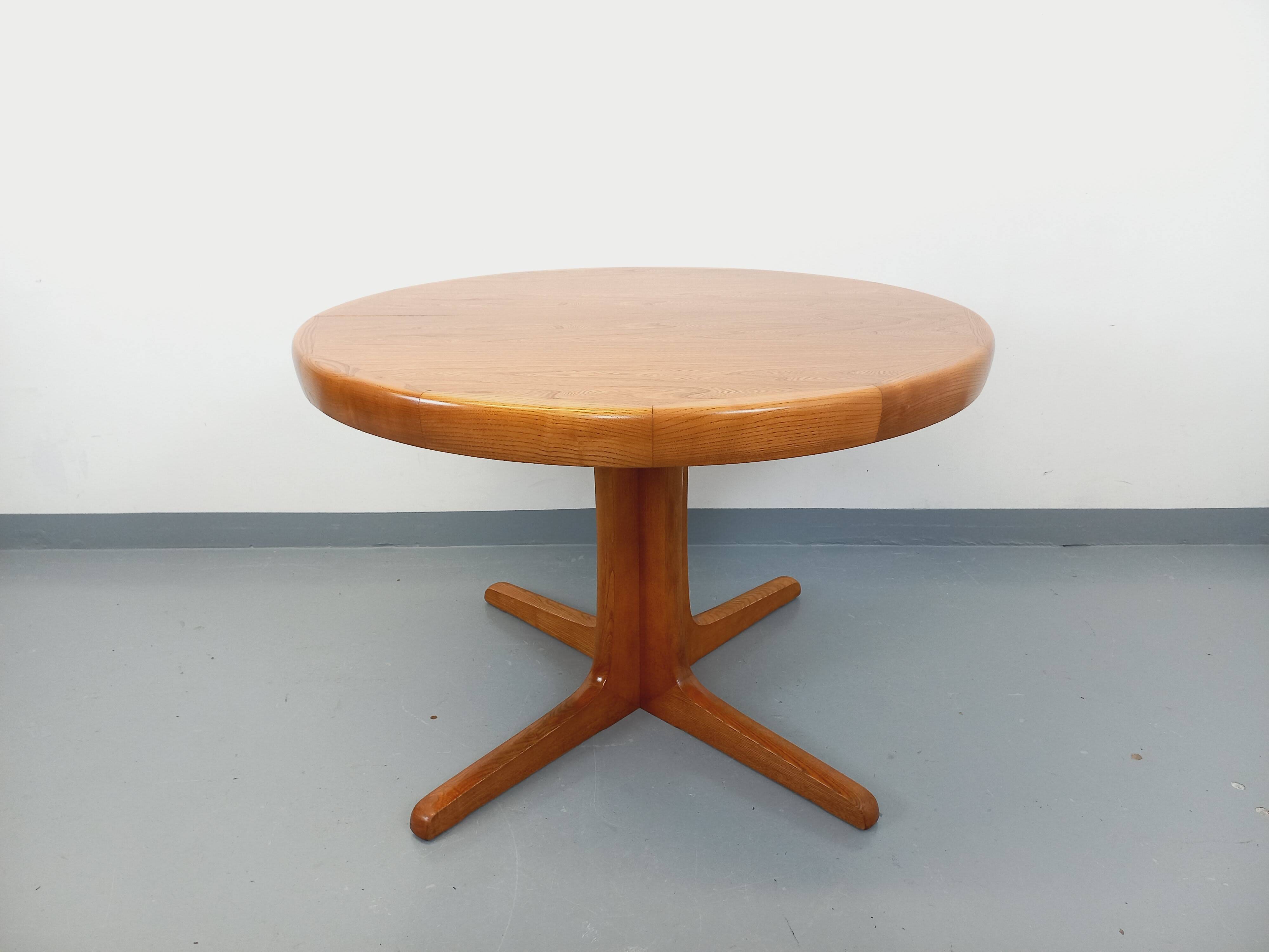 Vintage round dining table in Scandinavian style from the 60s and 70s in elm.