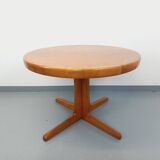 Vintage round dining table in Scandinavian style from the 60s and 70s in elm.