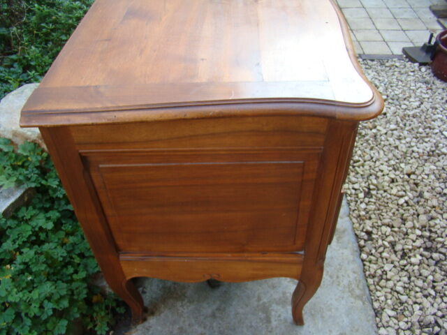 Walnut dresser Louis XV