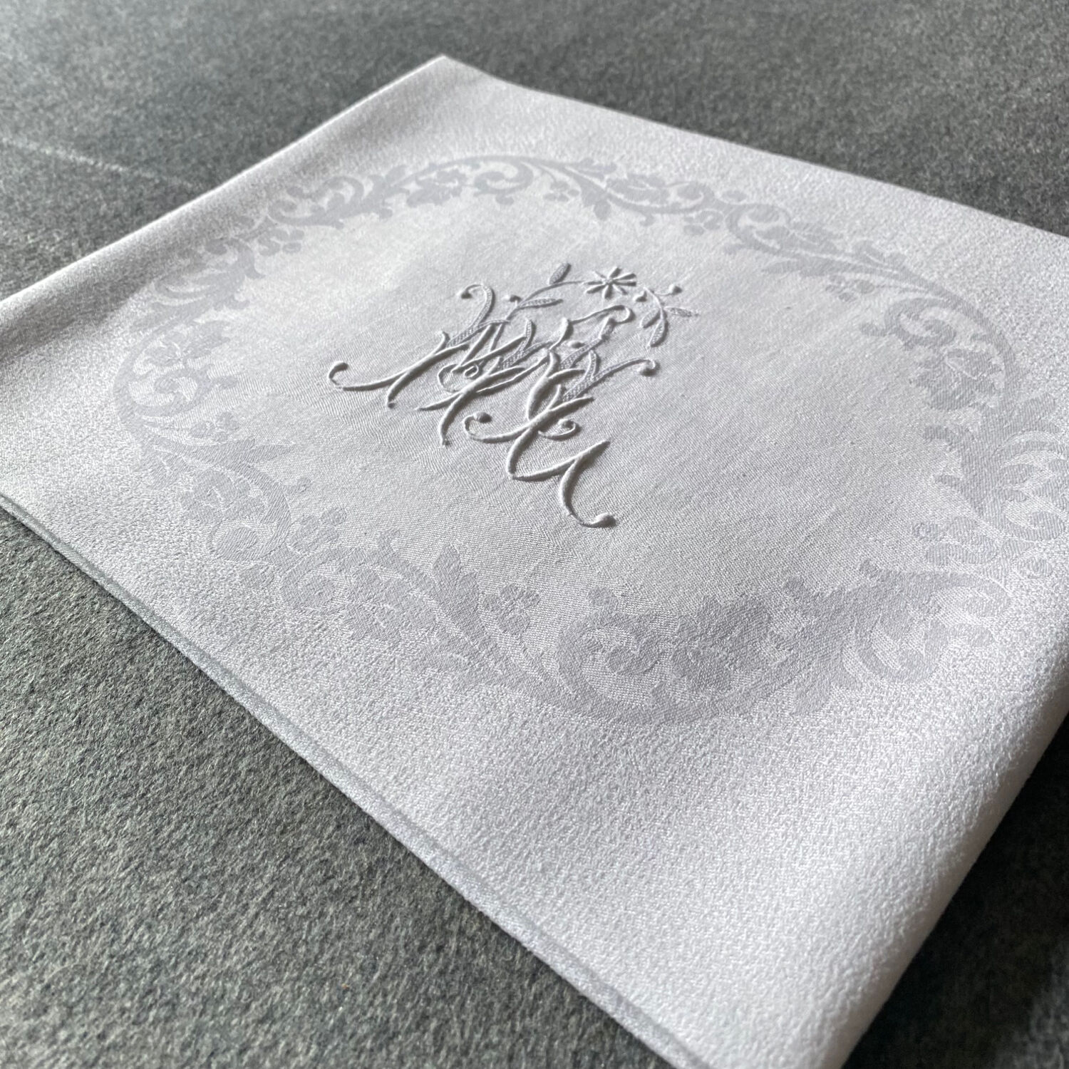 Service of 12 towels