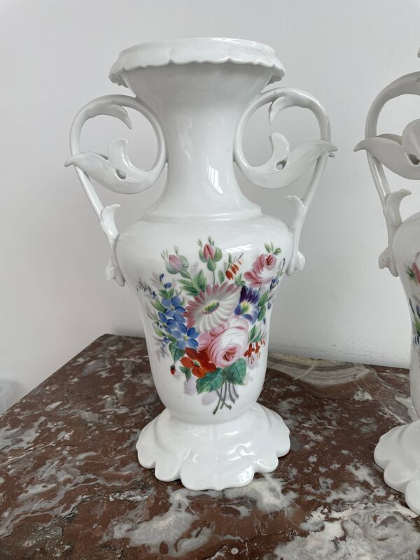 Paire de grands vases d’église XIXe en porcelaine de Paris blanche peinte