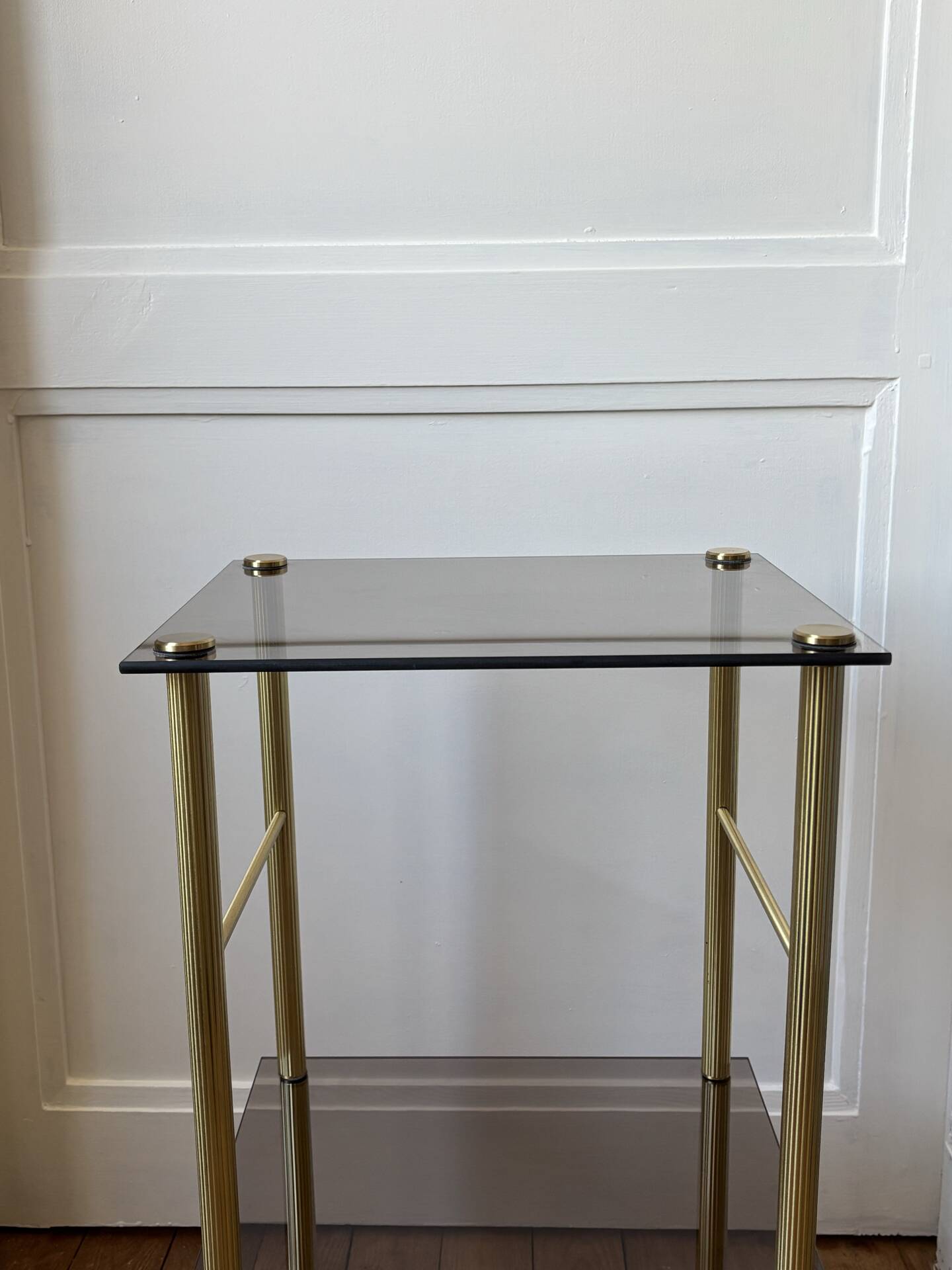 Tables d’appoint en verre et laiton