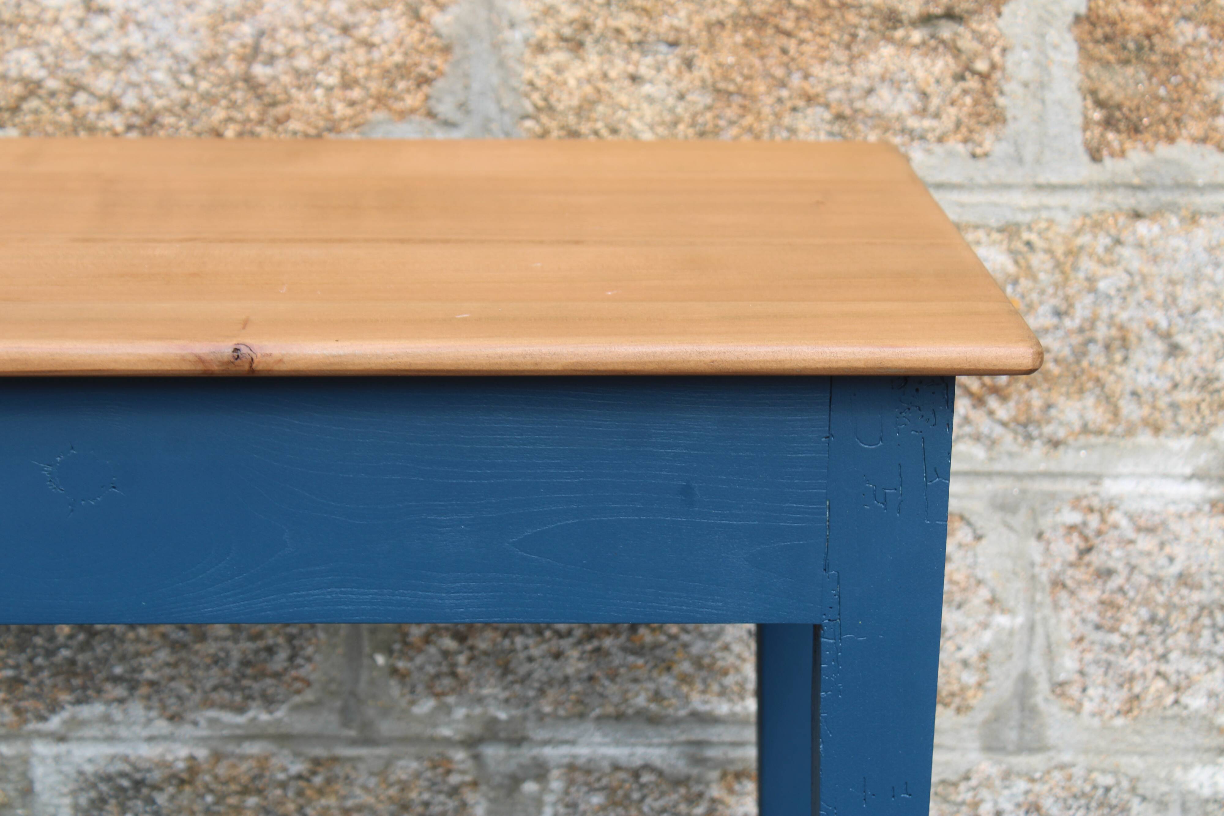 Table d’appoint ancienne rénovée – plateau bois naturel