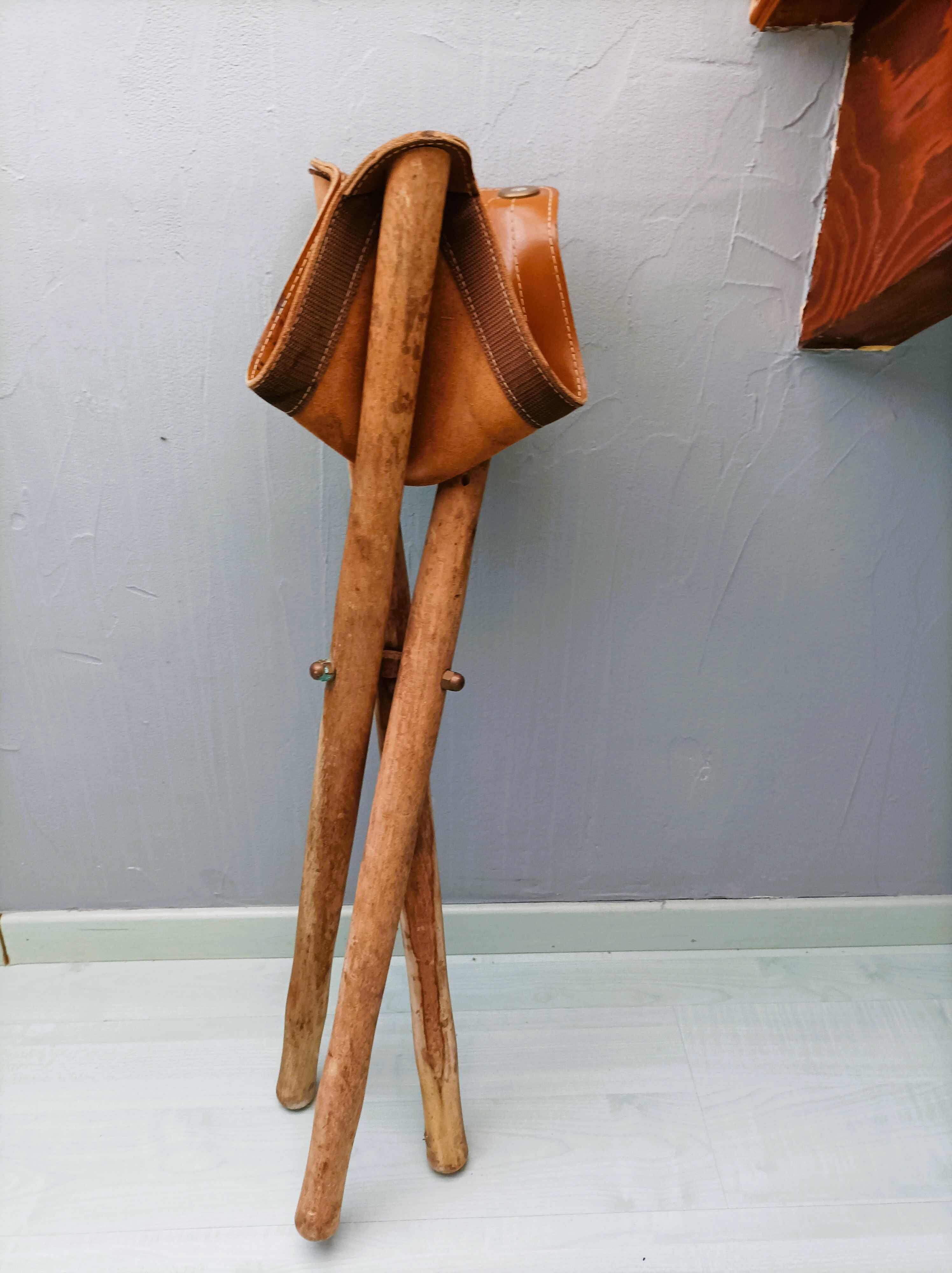 Foldable tripod stool