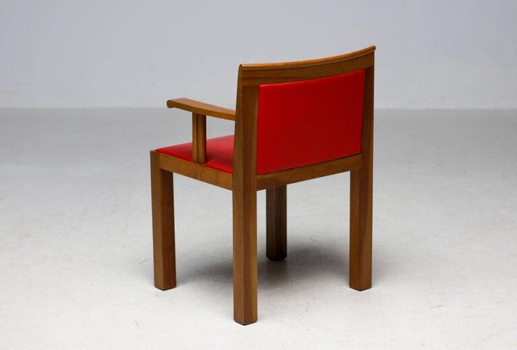 A masterpiece of Italian modernism: eleven Aldo Rossi red Teatro arm chairs