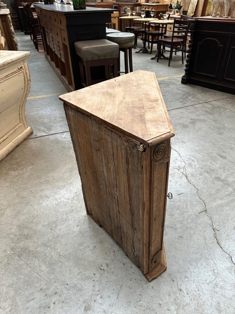 Corner cabinet in oak from the 18th century.