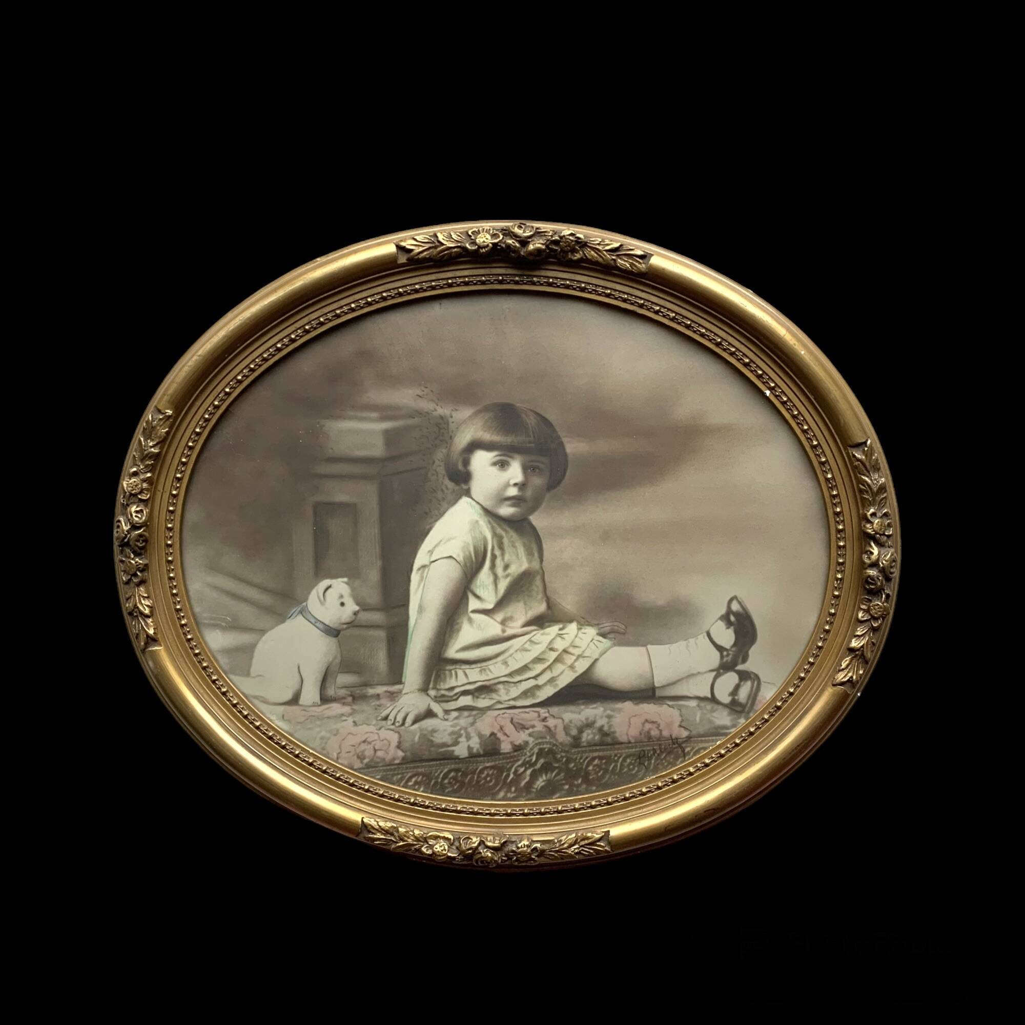Art Deco oval frame in gilded stucco and wood