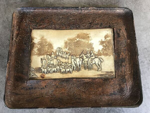 Nécessaire de bureau ancien laiton et cuir, 1 plateau avec 4 pots décor chasse à courre