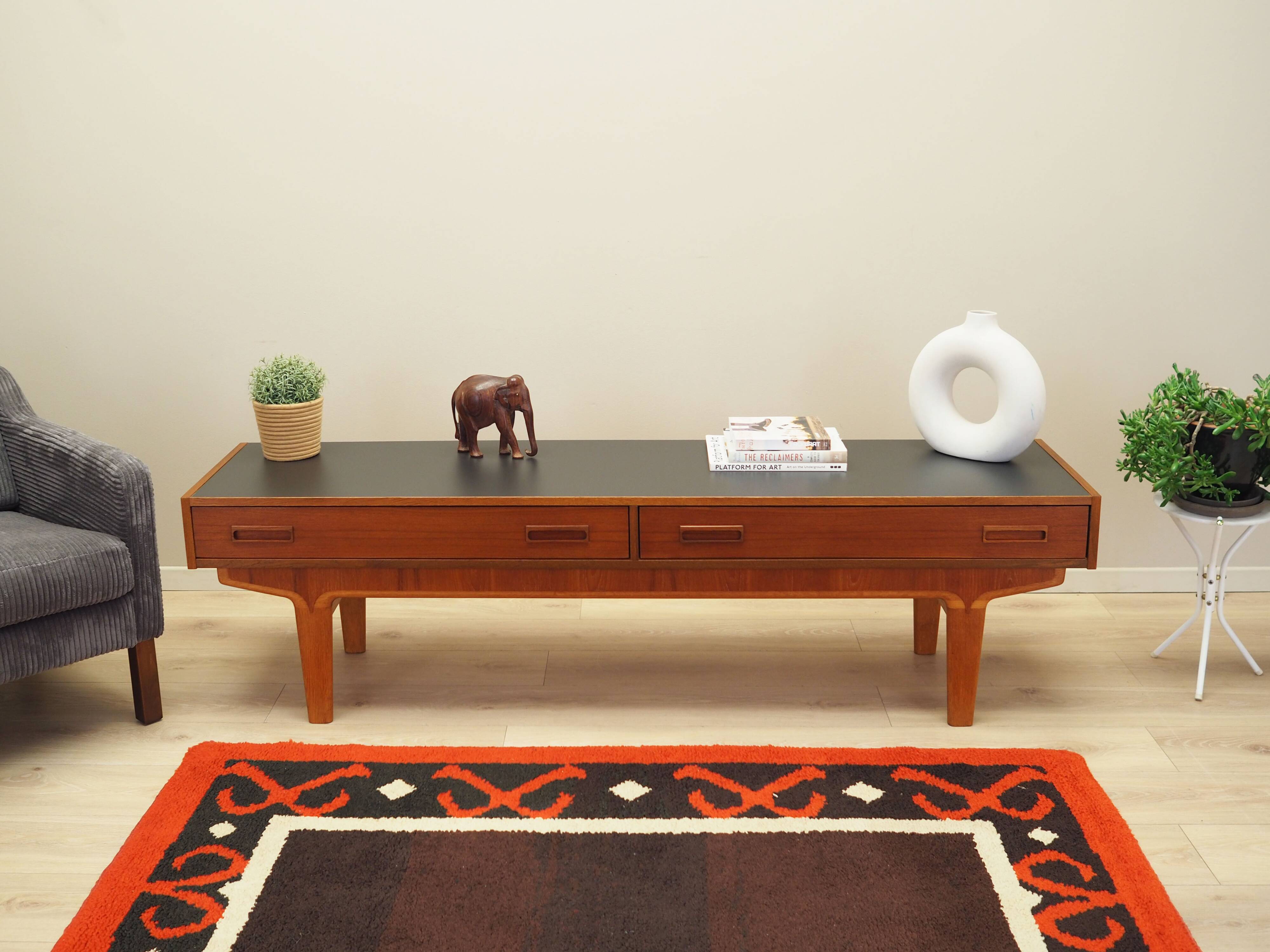 Lowboard en teck, design danois, années 1960, production : Danemark