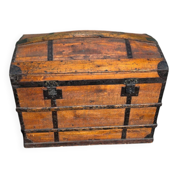 Coffre de voyage bombé ancien en bois et fer forgé – XIXe siècle