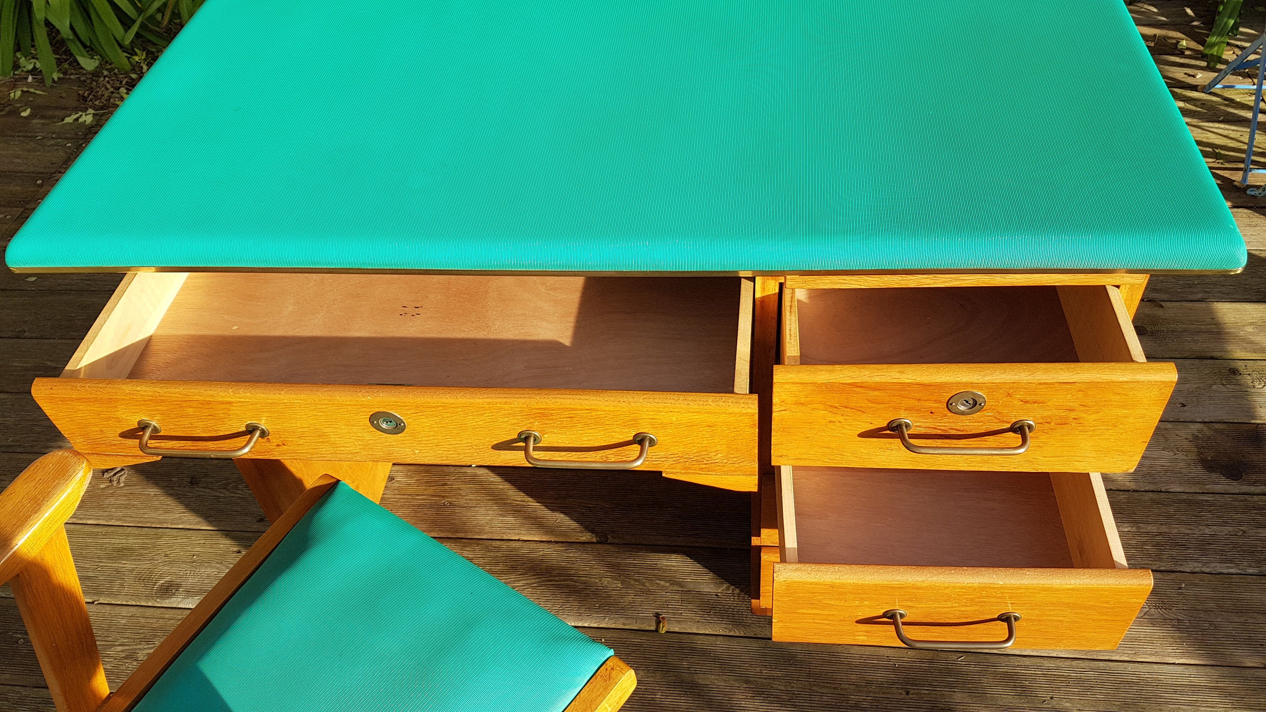 Box desk and its Scandinavian armchair with 50s compass feet
