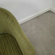 Chaises de cocktail vertes avec des roues chromées.