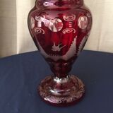 Vase en verre de bohême bordeaux tranparent et grave