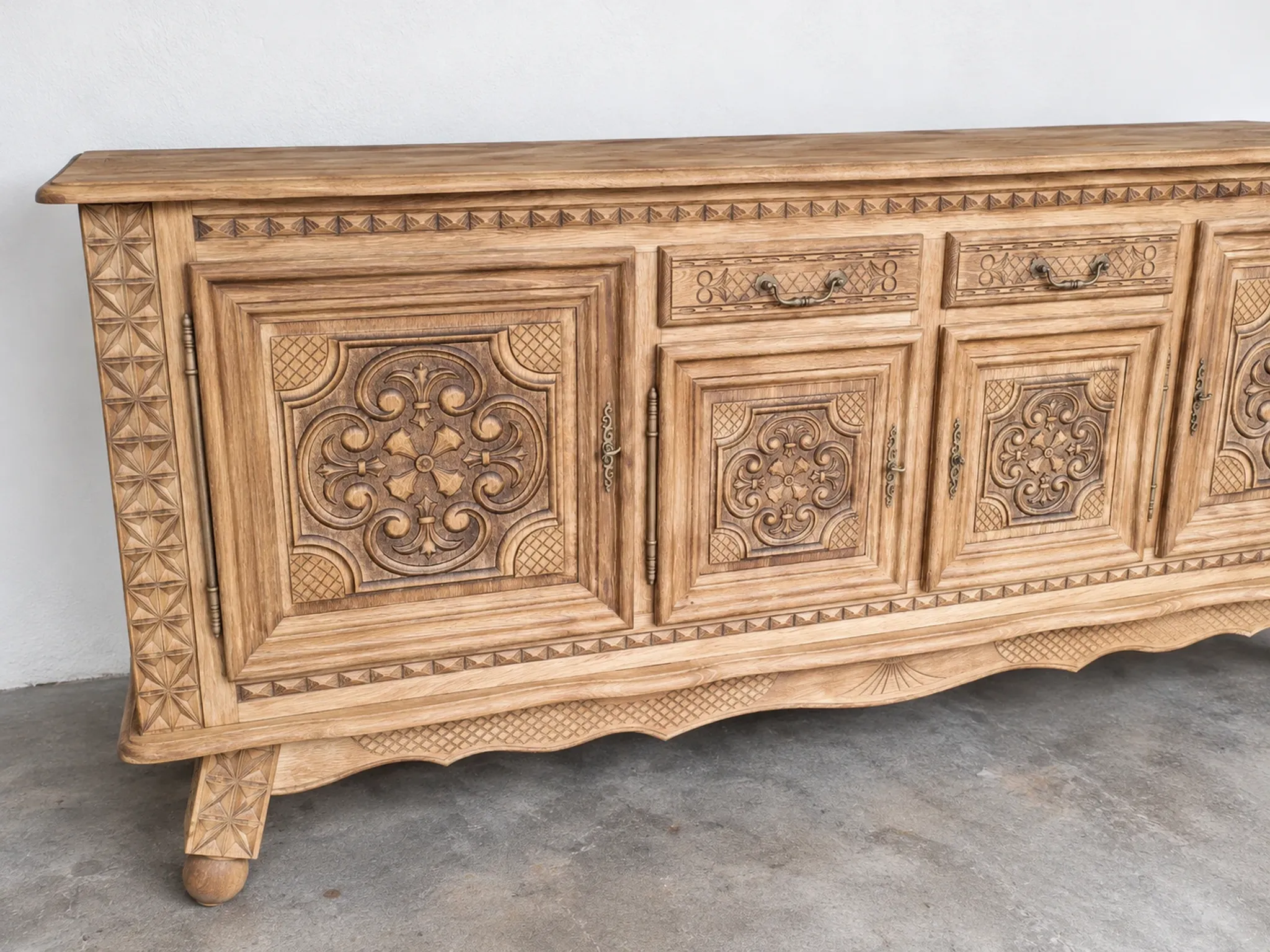 Buffet en bois massif mouluré