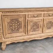 Buffet en bois massif mouluré