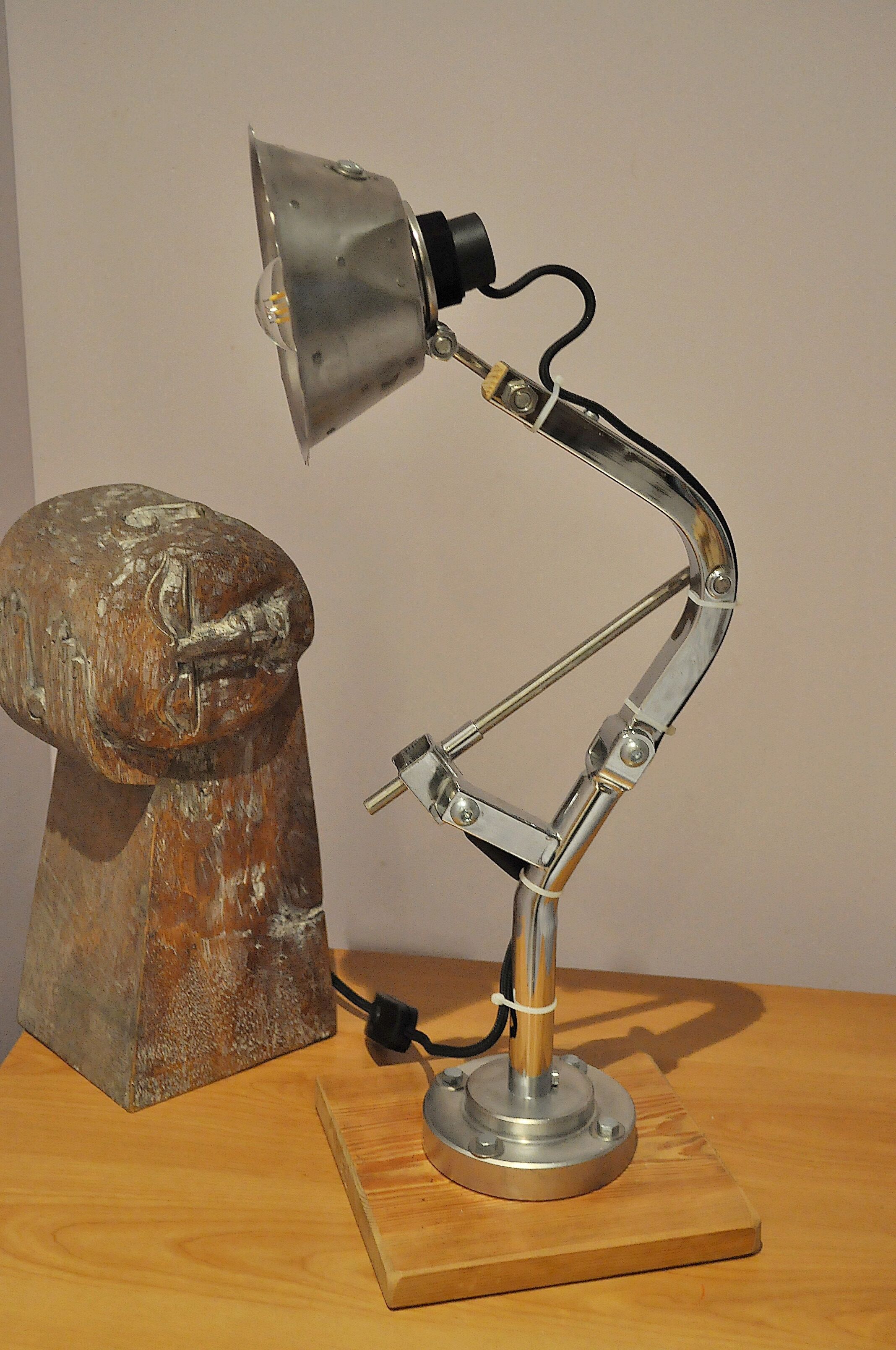 Lampe articulée et pivotante industrielle