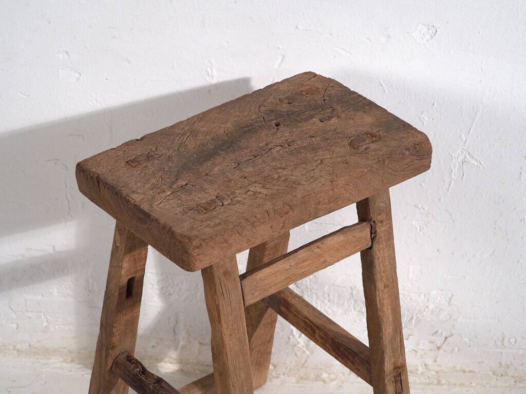 Tabourets chinois anciens en orme – Dynastie Qing, circa 1900. Ensemble de 2 pièces
