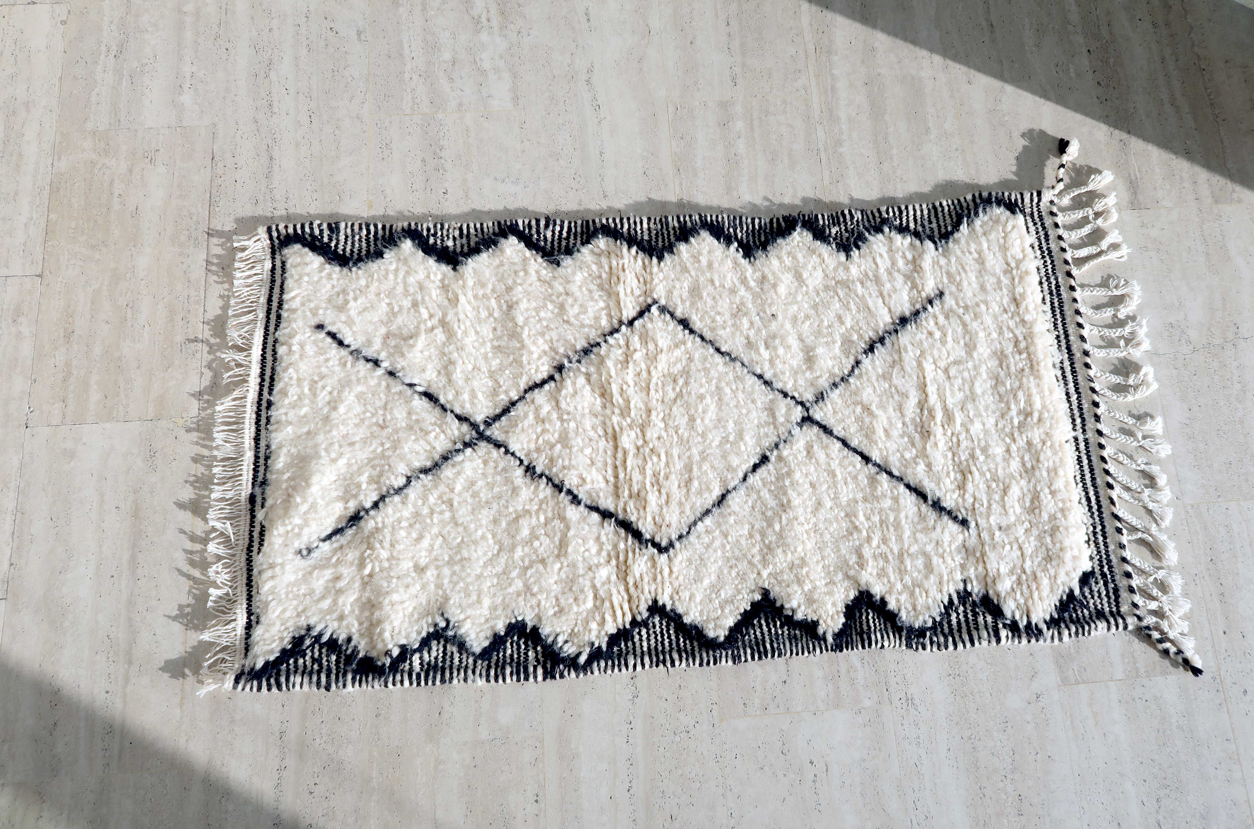 Berber carpet Béni Ouarain black and white with diamonds and braided border