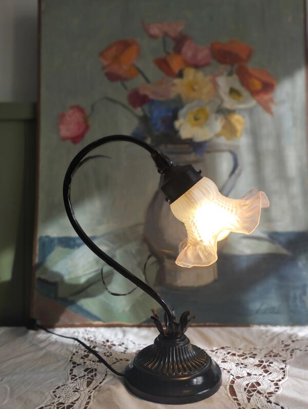 Lampe tulipe en métal noir patiné et abat-jour en verre opaque