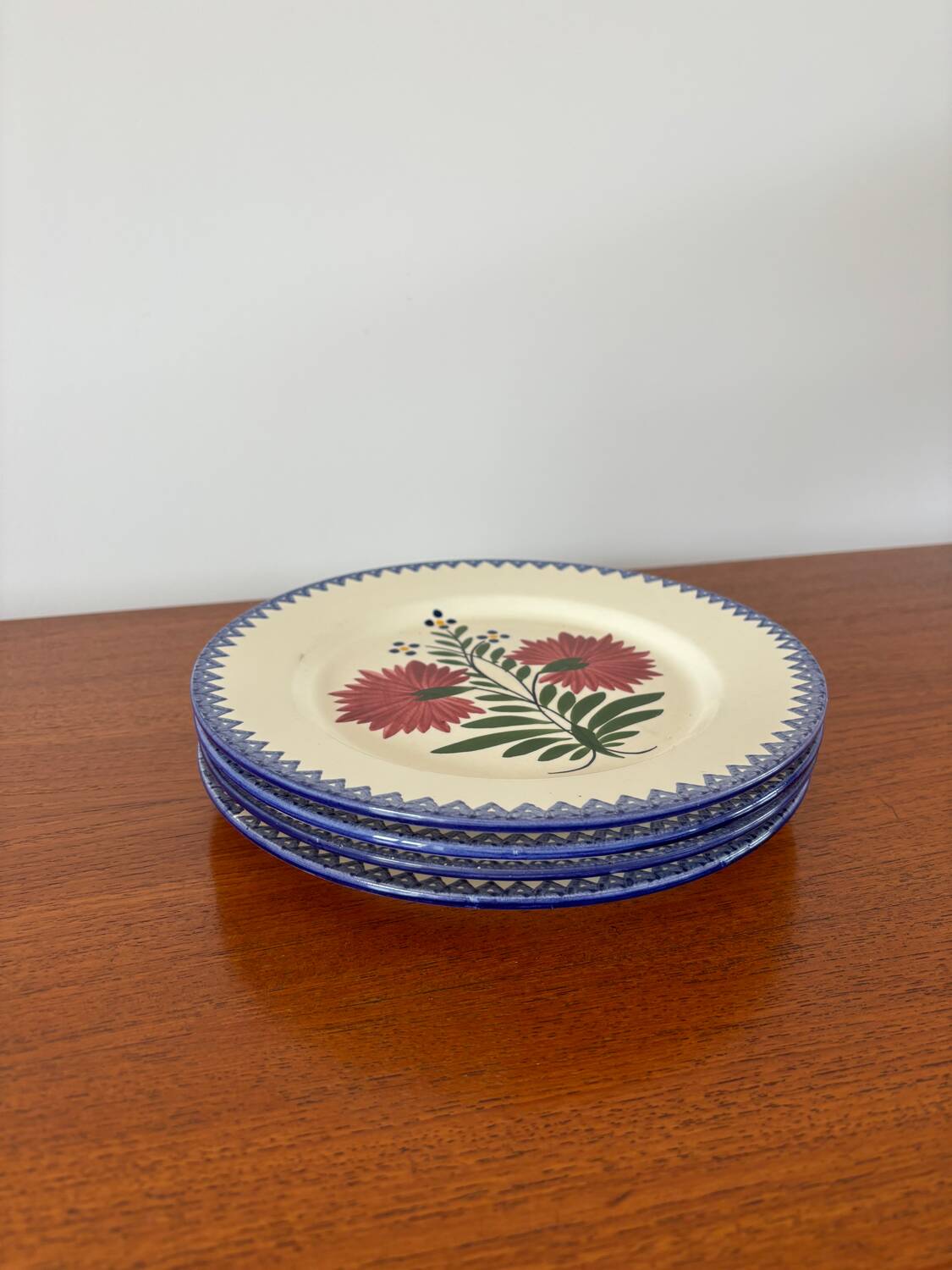 set of 4 floral dinner plates, pink and blue, made in France, 1950